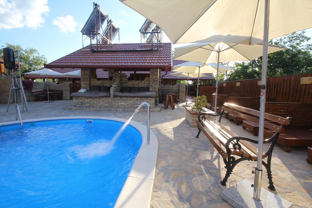Guest House Vila Alexandar Palics Kültér fotó